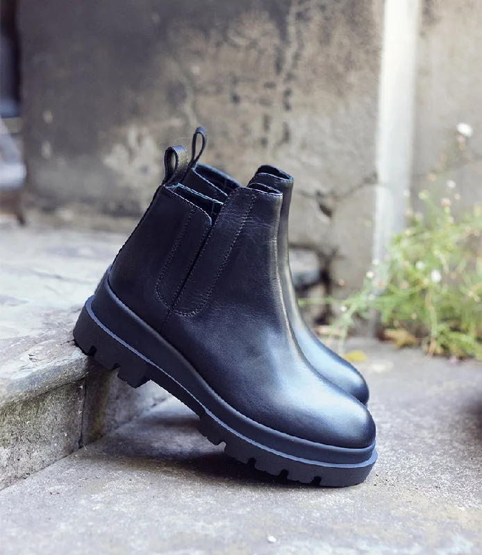 KASH Hidden Gusset Ankle Boot in Black