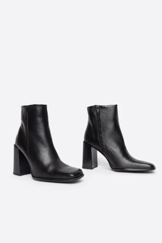 Passage Heeled Black Sole Boot