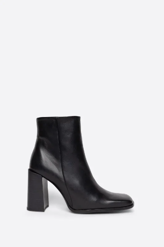 Passage Heeled Black Sole Boot